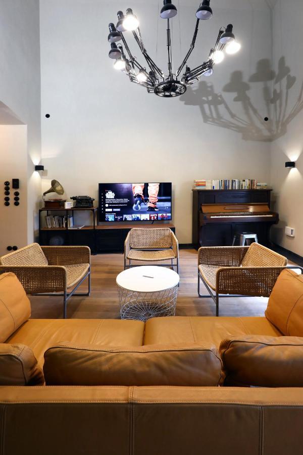 American Loft In The Heart Of Praag Buitenkant foto